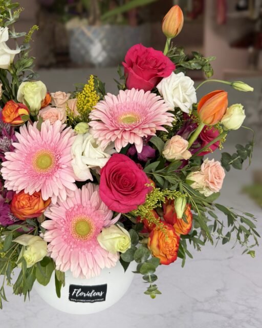 Un detalle que transforma cualquier momento 💐
Ideal para sorprender, agradecer o simplemente tener un gesto bonito sin motivo especial.

Flores frescas, listas para hacer sonreír.

Pide el tuyo por mensaje y agenda tu entrega:
📲 WhatsApp: https://wa.link/s1glww
📞 (998) 287 3704
🌐 www.florescancun.com.mx

#arreglosflorales #floresadomicilio #floreriacancun #regalosbonitos #detallesunicos #floresmexico #cancun