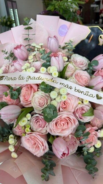 ✨Colección Graduaciones✨

Tenemos los complementos perfectos para hacer aún más especial tu pedido de flores para festejar a tu graduada/o 🎓💐

✨Toppers de graduación para arreglos o ramos
✨Orbz de 24” y 32” personalizados 
✨Cáritas graduadas personalizadas
✨Listón para decorar ramos 

Para más información o conocer el catálogo ¡Contáctanos!👇🏼
📱WhatsApp: 998 167 8206 https://walink.co/z7nzn9
💻www.florescancun.com.mx

#grad2026 #graduaciones #florespararegalar #cancún